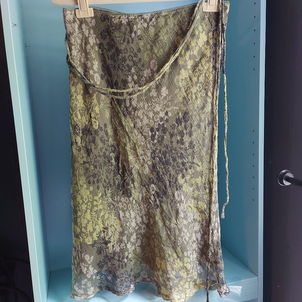 Esprit skirt, size 10 (my opinion it fits smaller) green floral.